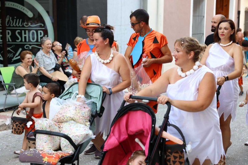 Les carrosses de Gata omplin el recorregut d’enginy, confeti,… i crítiques per l’entrada de bous “sorpresa” Les carrosses de Gata omplin el recorregut d’enginy, confeti,… i crítiques per l’entrada de bous “sorpresa”